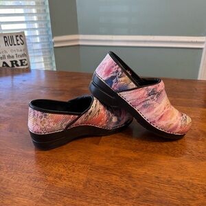 Sanita pink & tan mosiac Colorful Women's Clogs size 38 size 7-7.5